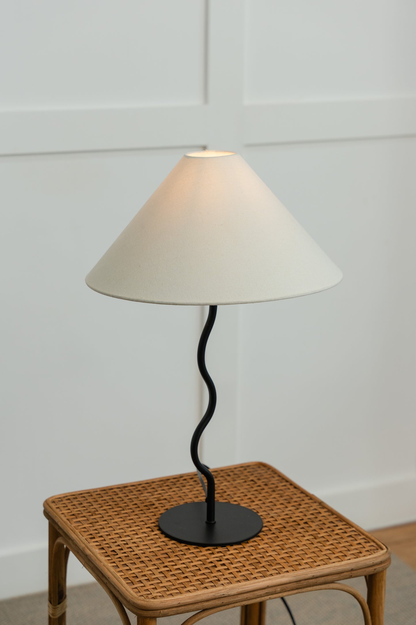 BECKER METAL TABLE LAMP - BLACK/IVORY