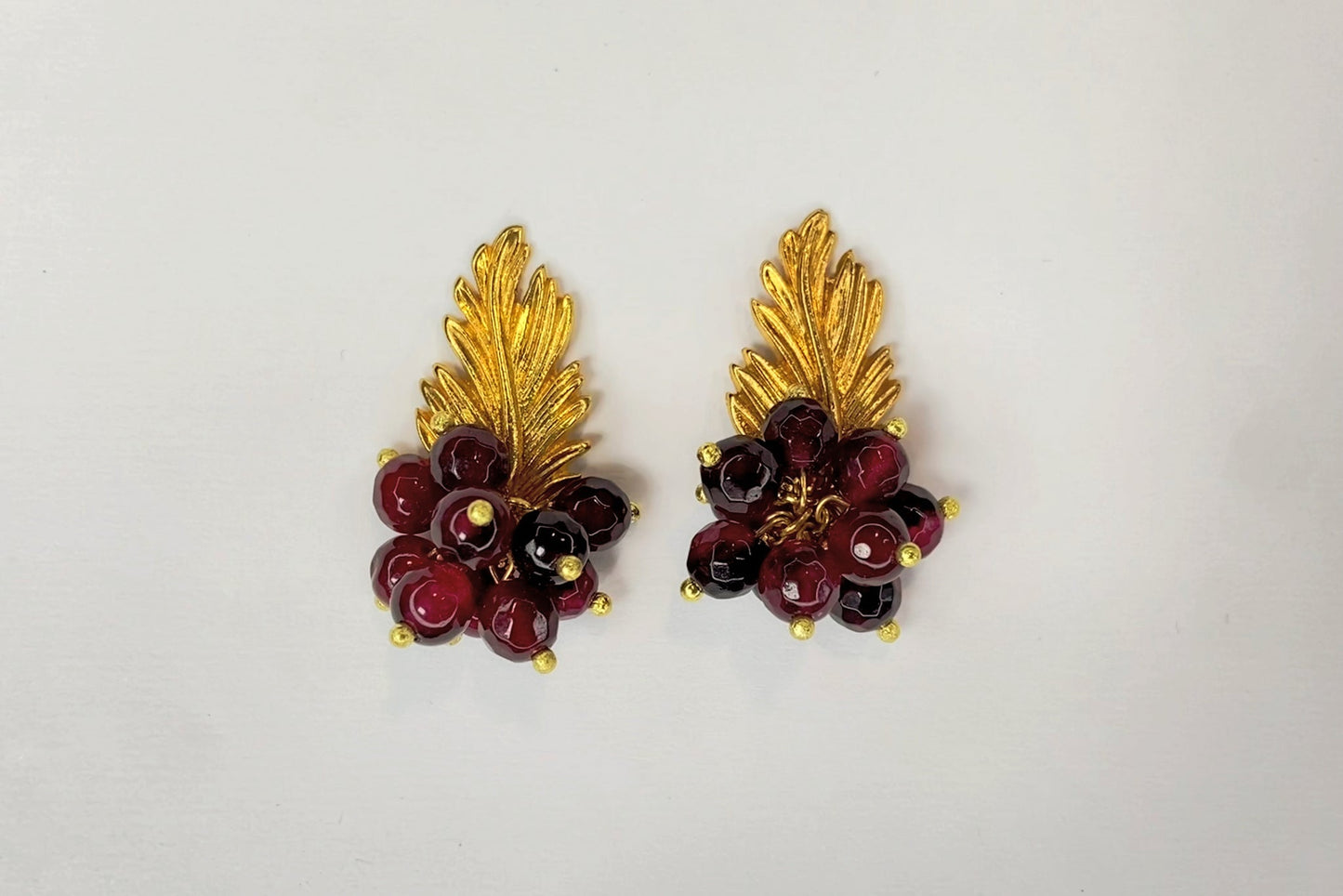 SHORT GRAPE EARRINGS