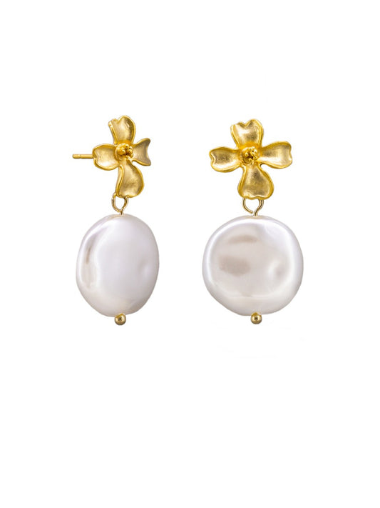 MATTE GOLD FLOWER AND FLAT PEARL EARRING