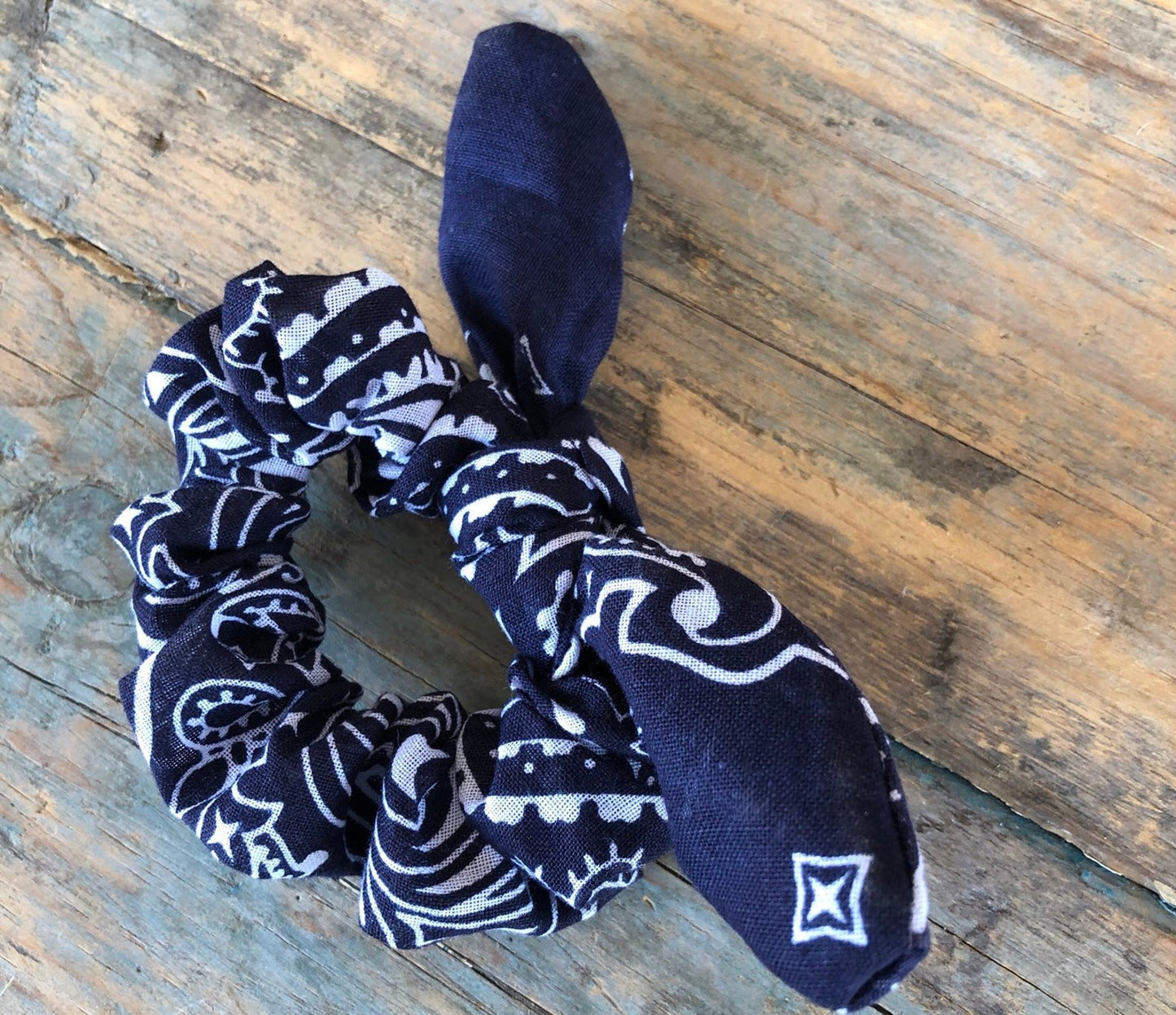 PAISLEY BANDANA HAIR TIE - NAVY