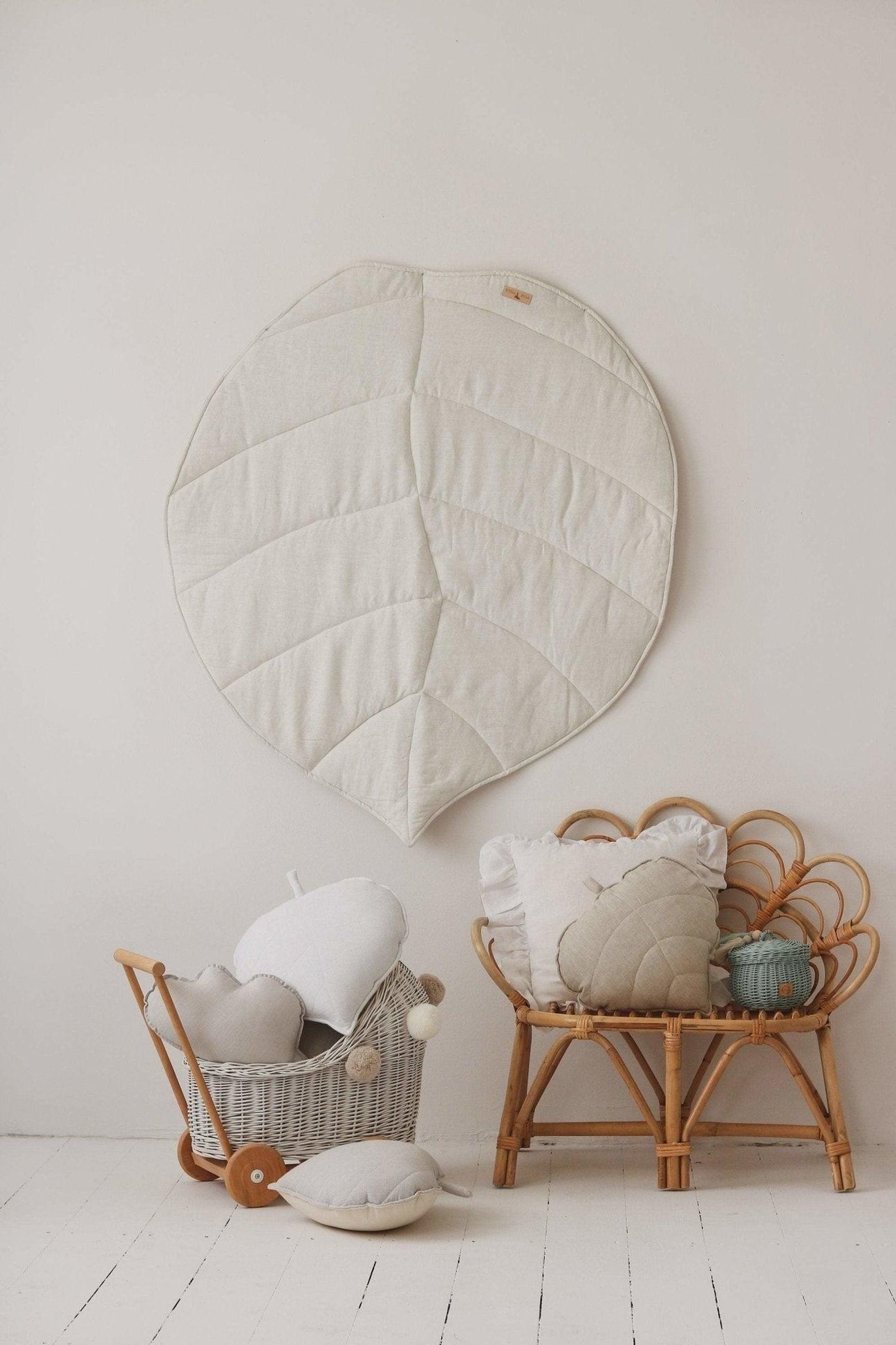 WHITE AND GREY LINEN LEAF MAT